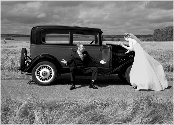 Bryllups fotograf, brudepar, brud, gorm, ringe, brudebuket, udendøres bryllups billeder, wedding photoshoot on location, hjælp jeg skal giftes