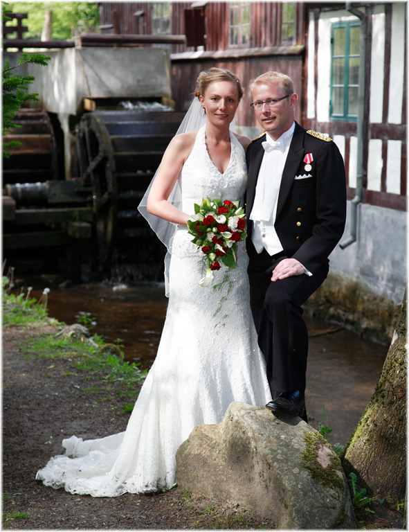 Bryllups fotograf, brudepar, brud, gorm, ringe, brudebuket, udendøres bryllups billeder, wedding photoshoot on location, hjælp jeg skal giftes